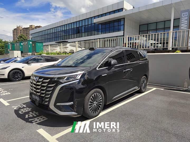 Denza D9 DM-i smart driving version 1020 four-wheel drive premium