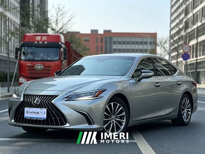 Lexus ES 2022 300h Luxury Edition