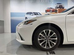 Lexus ES 200 Edition - ფოტო 10