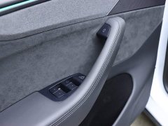 Tesla Model Y L Long Range All-Wheel Drive - ფოტო 9