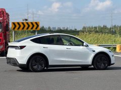 Tesla Model Y Rear-Wheel Drive - ფოტო 17