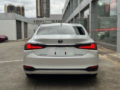 Lexus ES 200 Premium Edition - ფოტო 4