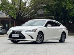 Lexus ES 200 Excellence Edition - ფოტო 1