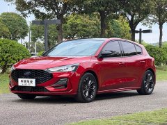 Ford Focus Hatchback EcoBoost 180 Automatic ST Line - ფოტო 1
