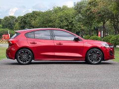 Ford Focus Hatchback EcoBoost 180 Automatic ST Line - ფოტო 10