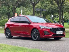 Ford Focus Hatchback EcoBoost 180 Automatic ST Line - ფოტო 3