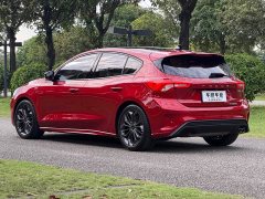 Ford Focus Hatchback EcoBoost 180 Automatic ST Line - ფოტო 6
