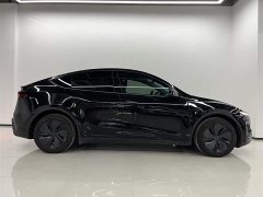 Tesla Model Y Rear-Wheel Drive - ფოტო 3