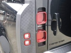 Land Rover Defender 110 P400 Dark Edition - ფოტო 13