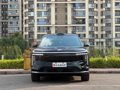 IM Motors Zhiji LS8 52 Max Luxury Six-Seater - фото 2