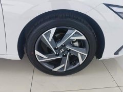Hyundai Elantra 2023 1.5L CVT Luxury - ფოტო 6