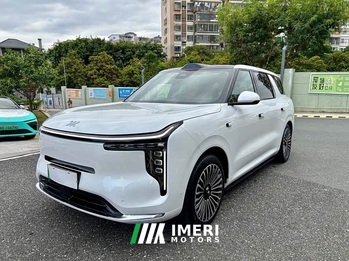 IM Motors Zhiji LS8 52 Max Luxury Six-Seater
