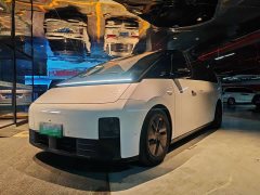 Li Auto MEGA Ultra Smart Refresh Edition - ფოტო 1