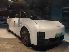 Li Auto MEGA Ultra Smart Refresh Edition - ფოტო 3