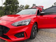 Ford Focus Hatchback EcoBoost 180 Automatic ST Line - ფოტო 18