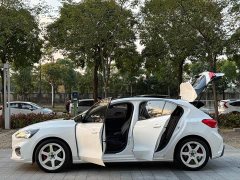Ford Focus Hatchback EcoBoost 180 Automatic ST Line - ფოტო 14