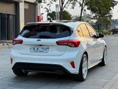 Ford Focus Hatchback EcoBoost 180 Automatic ST Line - ფოტო 17
