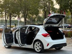 Ford Focus Hatchback EcoBoost 180 Automatic ST Line - ფოტო 19