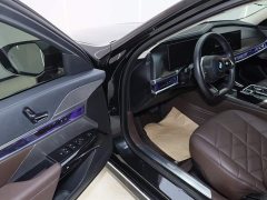 BMW 7 Series 2023 735Li Luxury Line - photo 18