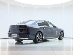 BMW 7 Series 2023 735Li Luxury Line - photo 3