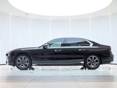 BMW 7 Series 2023 735Li Luxury Line - photo 7