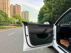 Tesla Model Y Rear-Wheel Drive - ფოტო 6