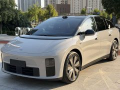 Li Auto i6 Four-Wheel Drive Standard Edition - ფოტო 1