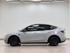 Tesla Model Y Standard Range RWD - ფოტო 13