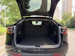 Tesla Model Y Rear-Wheel Drive - ფოტო 18