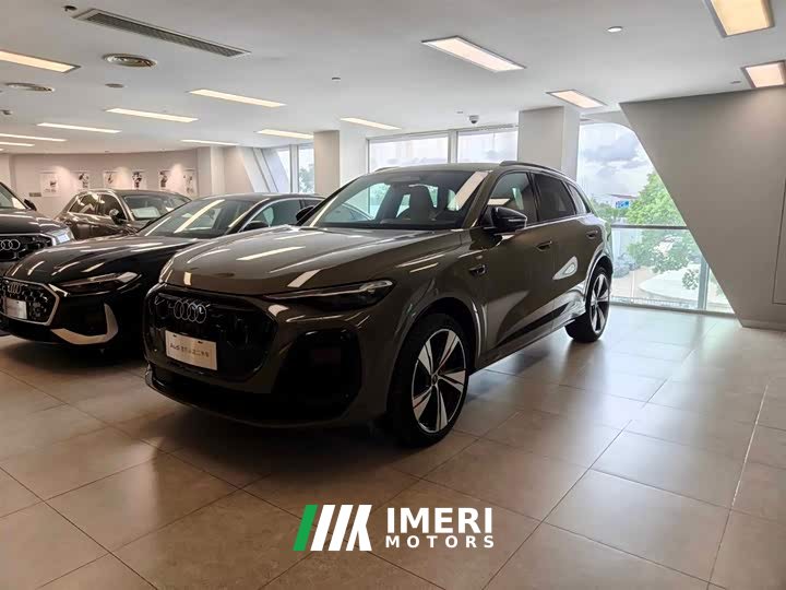 Audi Q5L 2.0T Smart Hybrid Flagship