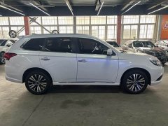 Mitsubishi Outlander 2.4L AWD Enjoy Edition 7-Seater - photo 4