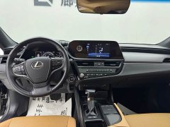 Lexus ES 300h Excellence - ფოტო 9
