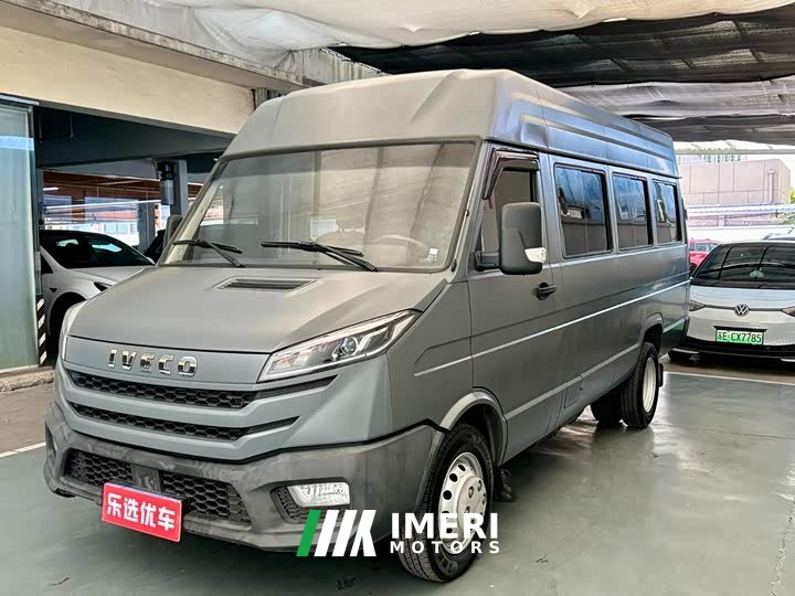 Iveco Daily 2023 2.5T V40 Box Truck Long Wheelbase Mid-Roof Dual Wheels Side Sliding Door 2-3 Seater - ავტომობილი ჩინეთიდან