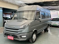 Iveco Daily 2023 2.5T V40 Box Truck Long Wheelbase Mid-Roof Dual Wheels Side Sliding Door 2-3 Seater - ფოტო 1