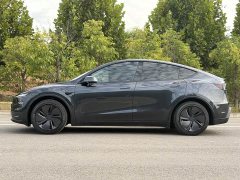 Tesla Model Y Rear-Wheel Drive - ფოტო 4