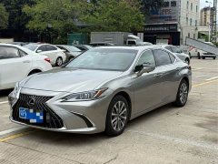 Lexus ES 300h Excellence Edition - ფოტო 1