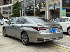 Lexus ES 300h Excellence Edition - ფოტო 7
