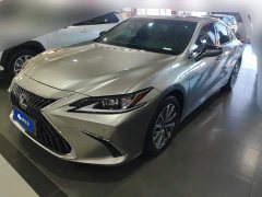 Lexus ES 200 Excellence Edition - ფოტო 1