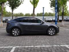 Tesla Model Y Rear-Wheel Drive - ფოტო 4