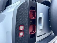Land Rover Defender 2022 110 P400 Dark Edition - ფოტო 9
