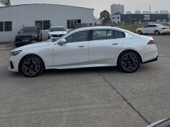 BMW 5 Series 530Li Luxury M Sport Package - ფოტო 3