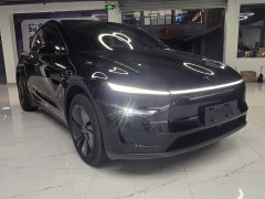 Tesla Model Y Rear-Wheel Drive - ფოტო 3