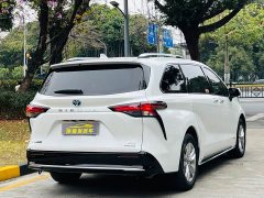 Toyota Sienna 2.5L Hybrid Luxury - ფოტო 4