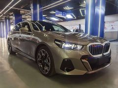 BMW 5 Series 530Li Luxury M Sport Package - ფოტო 3