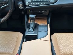Lexus ES 200 Luxury - ფოტო 16