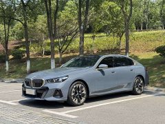 BMW 5 Series 530Li Luxury M Sport Package - ფოტო 1
