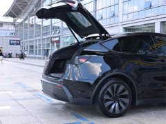 Tesla Model Y Long Range All-Wheel Drive - ფოტო 9