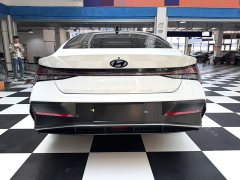 Hyundai Elantra 1.5L CVT Luxury - ფოტო 18