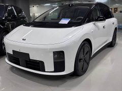 Li Auto i8 2025 Standard Edition - ფოტო 1