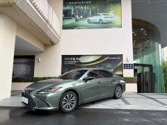 Lexus ES 200 Excellence Edition - ფოტო 1